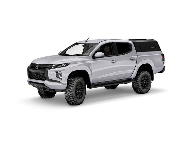 Hard top RSI SmartCap EVOd Defender per Mitsubishi L200 / Triton 2016–2024 Double Cab, vista anteriore 3/4 su sfondo bianco