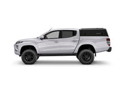 Hard top RSI SmartCap EVOd Defender per Mitsubishi L200 / Triton 2016–2024 Double Cab, vista laterale su sfondo bianco