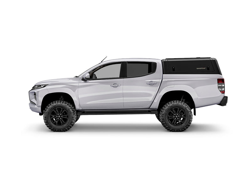 Hard top RSI SmartCap EVOd Defender per Mitsubishi L200 / Triton 2016–2024 Double Cab, vista laterale su sfondo bianco