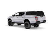 Hard top RSI SmartCap EVOd Defender per Mitsubishi L200 / Triton 2016–2024 Double Cab, vista posteriore 3/4 su sfondo bianco