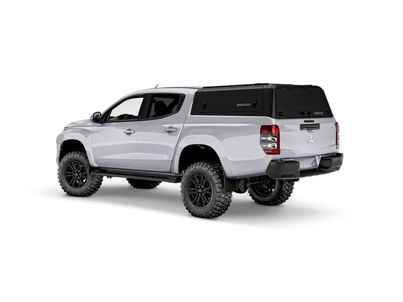 Hard top RSI SmartCap EVOd Defender per Mitsubishi L200 / Triton 2016–2024 Double Cab, vista posteriore 3/4 su sfondo bianco