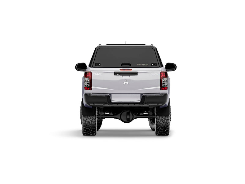 Hard top RSI SmartCap EVOd Defender per Mitsubishi L200 / Triton 2016–2024 Double Cab, vista posteriore su sfondo bianco