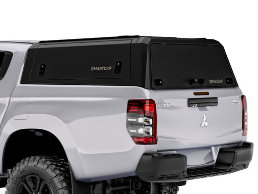 Hard top RSI SmartCap EVOd Defender per Mitsubishi L200 / Triton 2016–2024 Double Cab, vista posteriore 3/4 ravvicinata