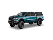 Hard top RSI SmartCap EVOd Defender per RAM 1500 DT 2019+ Short Bed 5,7', vista anteriore 3/4 su sfondo bianco