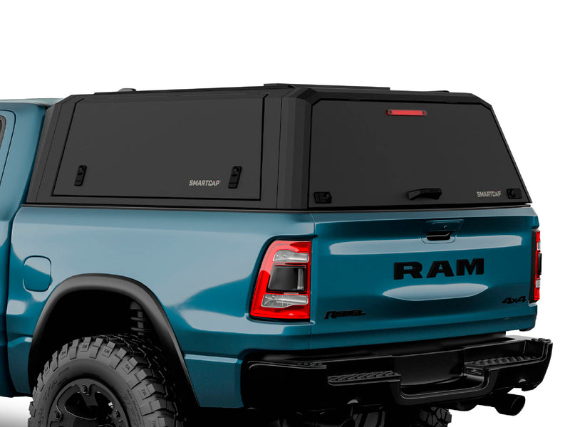 Hard top RSI SmartCap EVOd Defender per RAM 1500 DT 2019+ Short Bed 5,7', vista posteriore 3/4 ravvicinata