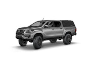 Hard top RSI SmartCap EVOd Defender per Toyota Hilux 2016–2025 Double Cab, vista anteriore 3/4 su sfondo bianco