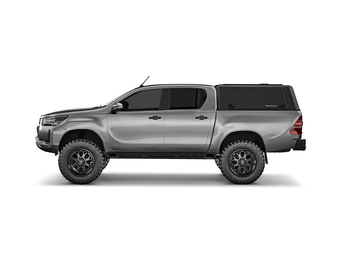 Hard top RSI SmartCap EVOd Defender per Toyota Hilux 2016–2025 Double Cab, vista laterale su sfondo bianco