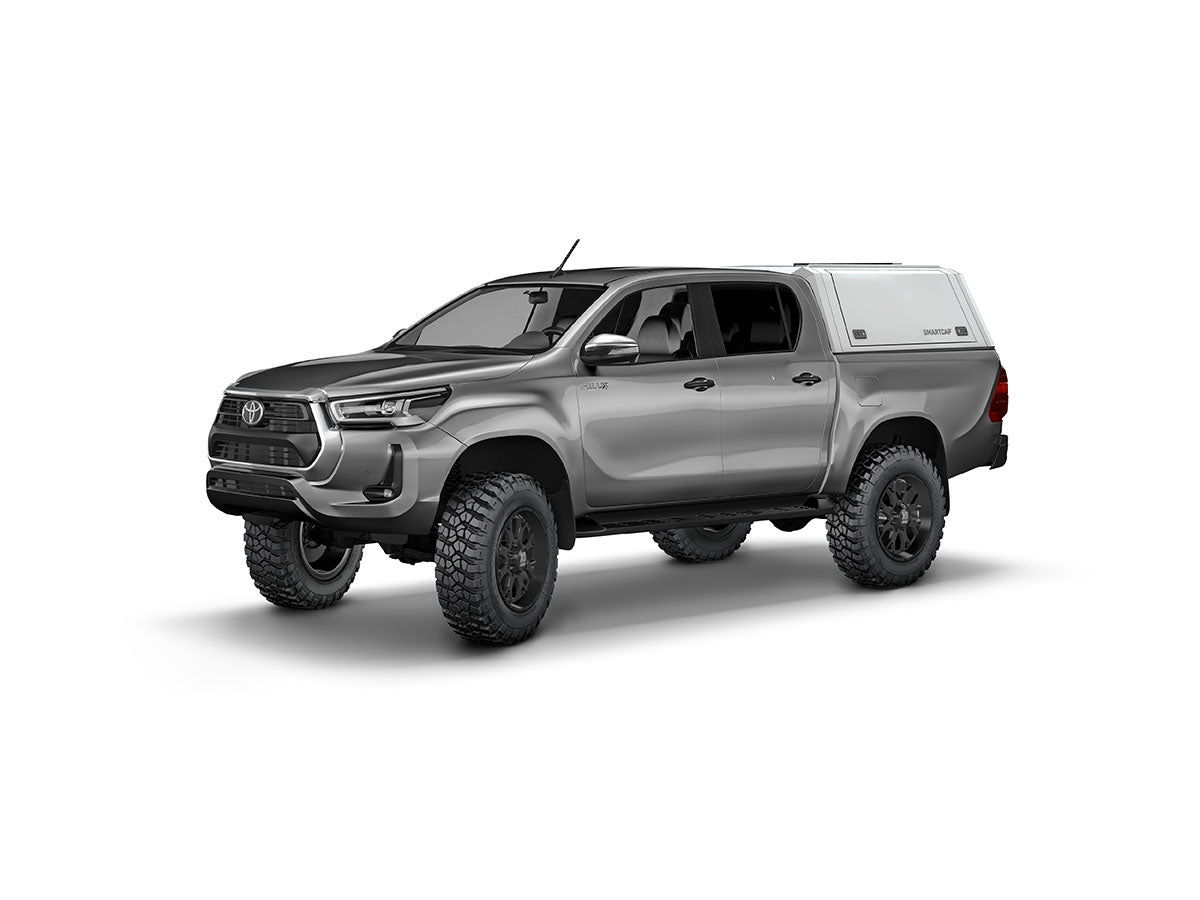 Hard top RSI SmartCap EVOd Defender per Toyota Hilux 2016–2025 Double Cab, vista anteriore 3/4 su sfondo bianco
