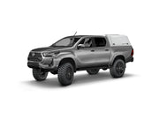 Hard top RSI SmartCap EVOd Defender per Toyota Hilux 2016–2025 Double Cab, vista anteriore 3/4 su sfondo bianco