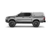 Hard top RSI SmartCap EVOd Defender per Toyota Hilux 2016–2025 Double Cab, vista laterale su sfondo bianco