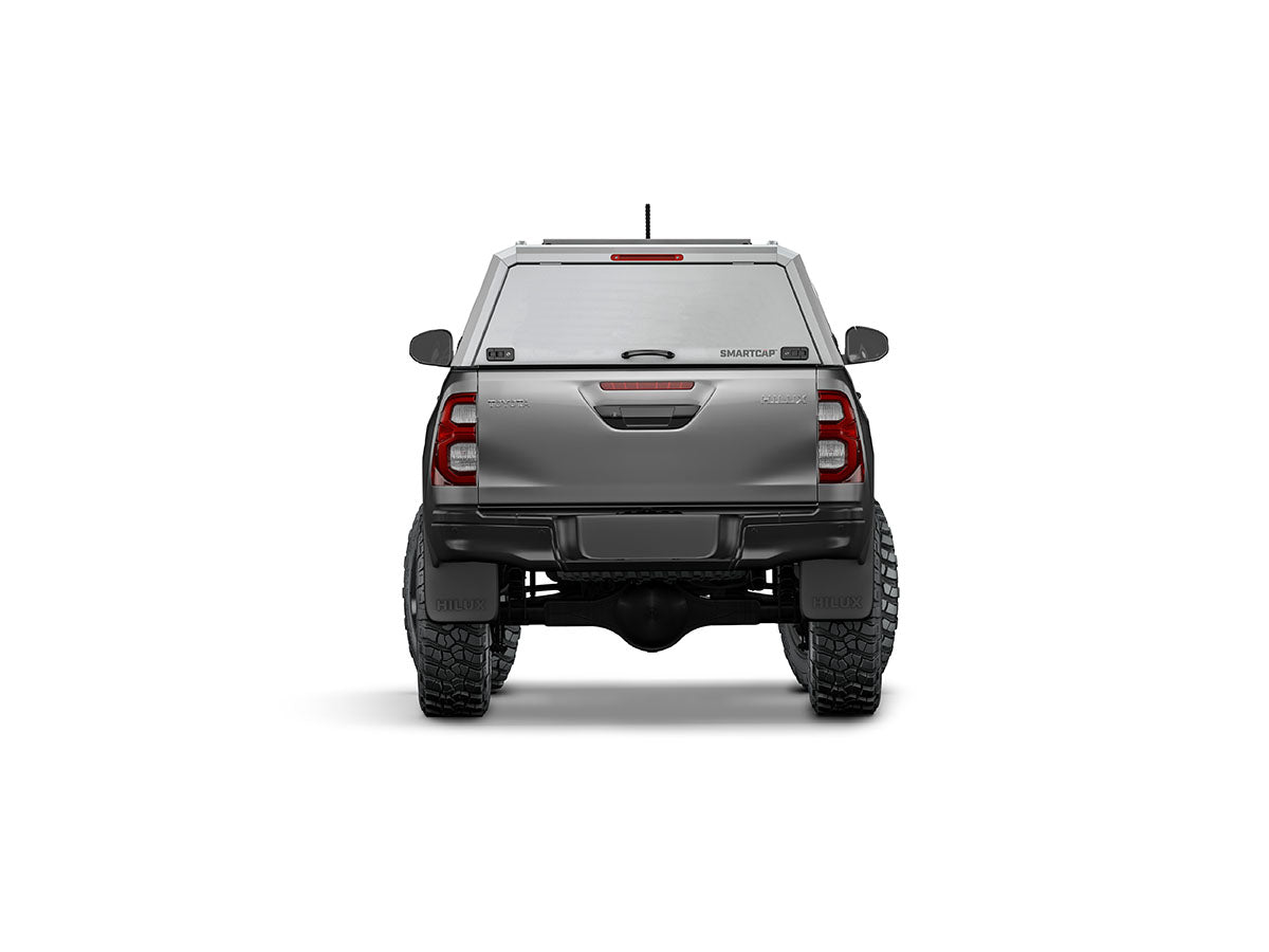 Hard top RSI SmartCap EVOd Defender per Toyota Hilux 2016–2025 Double Cab, vista posteriore su sfondo bianco