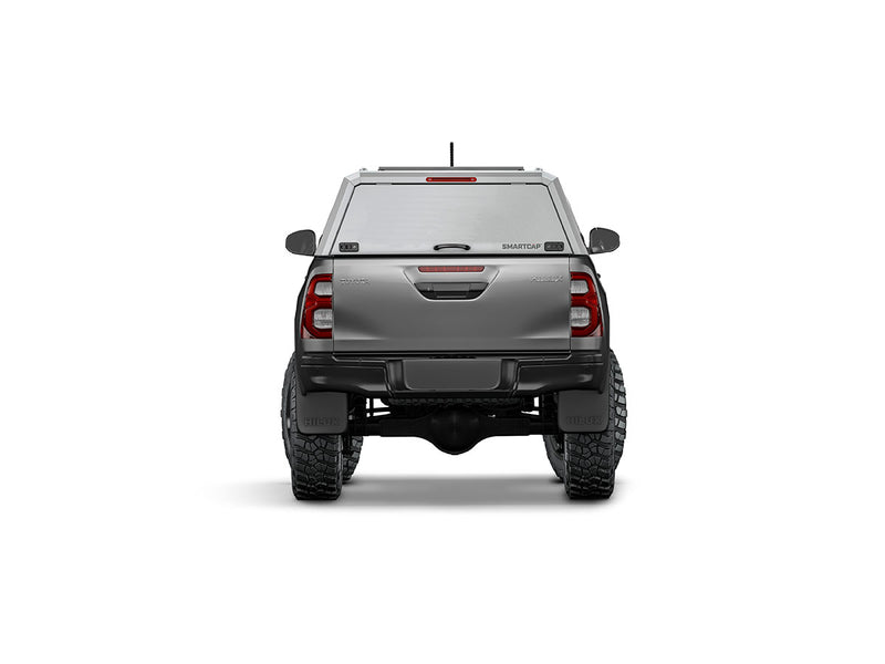 Hard top RSI SmartCap EVOd Defender per Toyota Hilux 2016–2025 Double Cab, vista posteriore su sfondo bianco