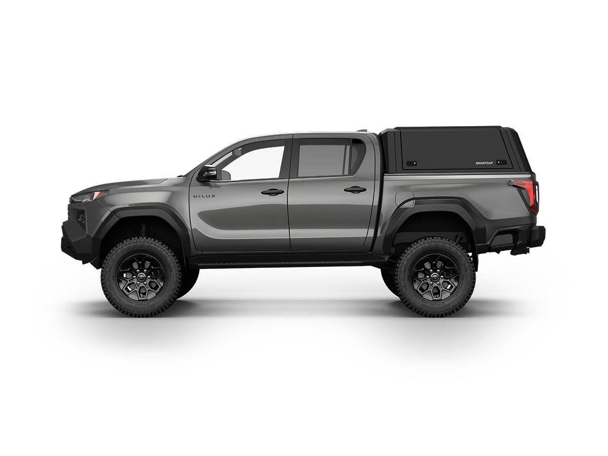 Hard top RSI SmartCap EVOd Defender per Toyota Hilux 2026+ Double Cab, vista laterale su sfondo bianco