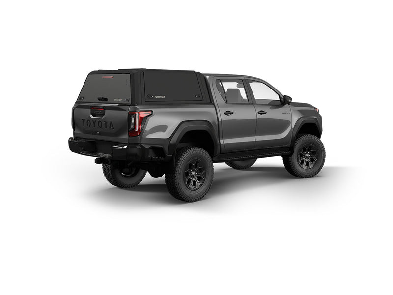 Hard top RSI SmartCap EVOd Defender per Toyota Hilux 2026+ Double Cab, vista posteriore 3/4 lato destro su sfondo bianco