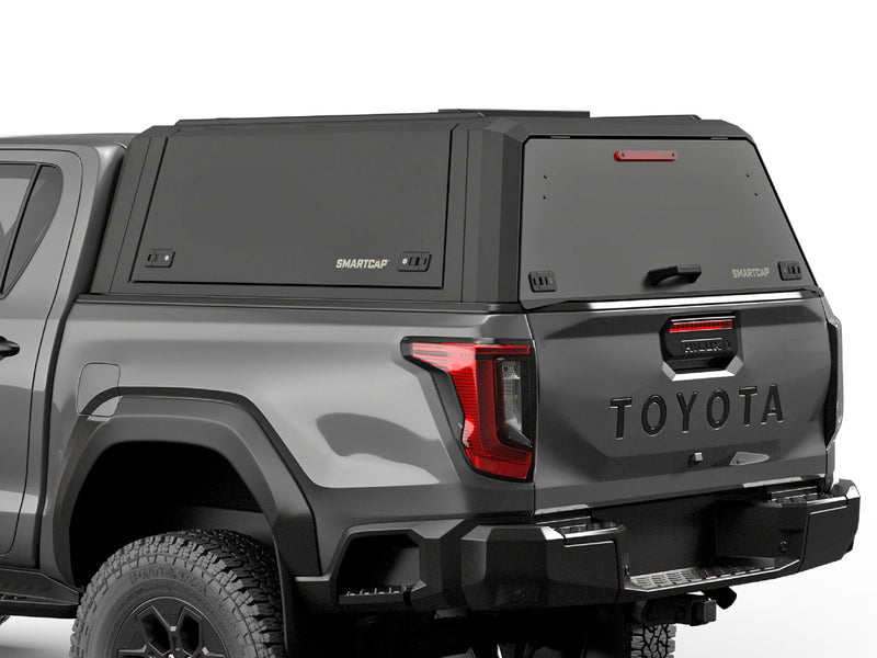 Hard top RSI SmartCap EVOd Defender per Toyota Hilux 2026+ Double Cab, vista posteriore 3/4 ravvicinata
