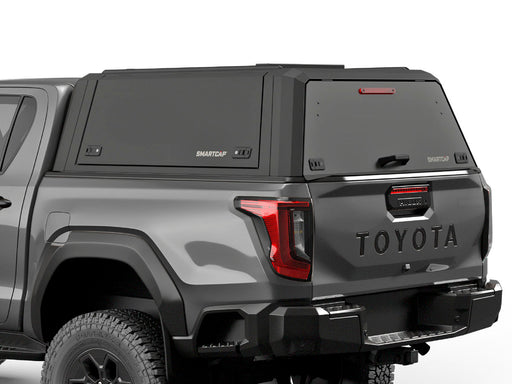 Hard top RSI SmartCap EVOd Defender per Toyota Hilux 2026+ Double Cab, vista posteriore 3/4 ravvicinata