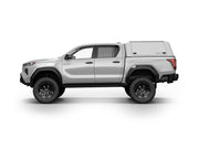 Hard top RSI SmartCap EVOd Defender per Toyota Hilux 2026+ Double Cab, vista laterale su sfondo bianco