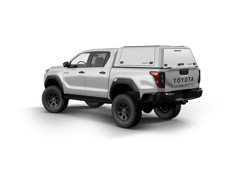 Hard top RSI SmartCap EVOd Defender per Toyota Hilux 2026+ Double Cab, vista posteriore 3/4 su sfondo bianco