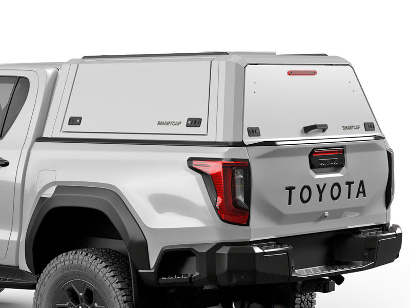 Hard top RSI SmartCap EVOd Defender per Toyota Hilux 2026+ Double Cab, vista posteriore 3/4 ravvicinata