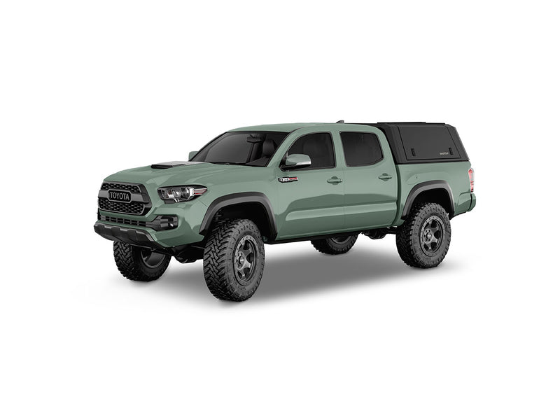 Hard top RSI SmartCap EVOd Defender per Toyota Tacoma 2016–2023 Short Bed 5', vista anteriore 3/4 su sfondo bianco