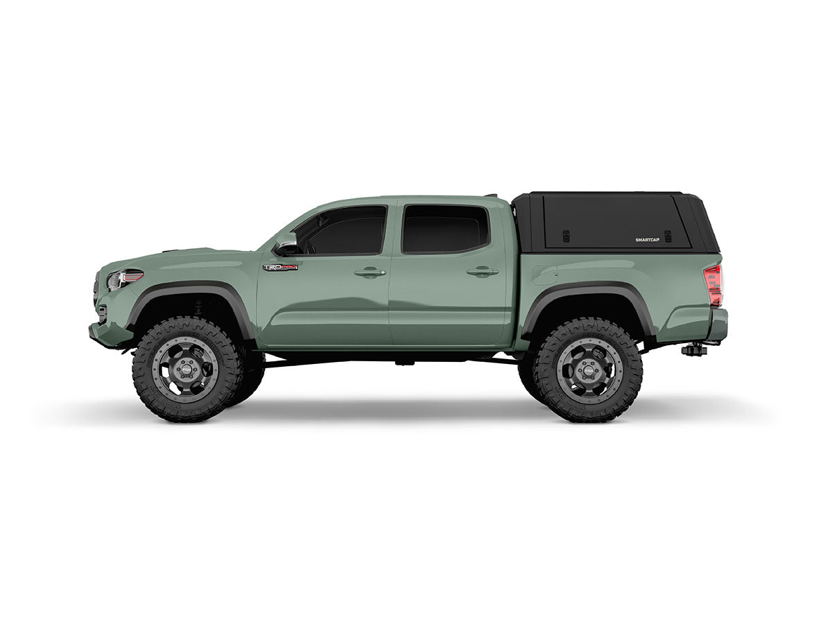 Hard top RSI SmartCap EVOd Defender per Toyota Tacoma 2016–2023 Short Bed 5', vista laterale su sfondo bianco