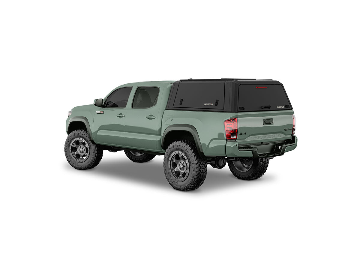 Hard top RSI SmartCap EVOd Defender per Toyota Tacoma 2016–2023 Short Bed 5', vista posteriore 3/4 su sfondo bianco