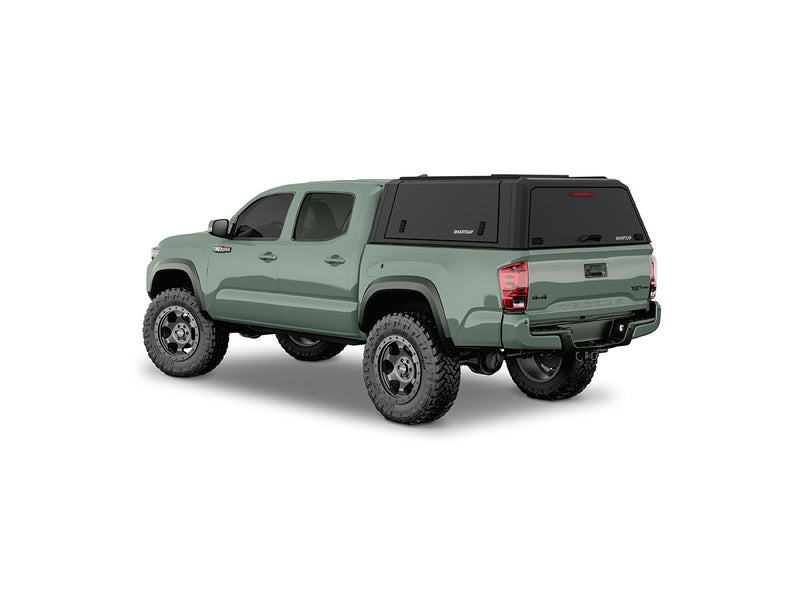Hard top RSI SmartCap EVOd Defender per Toyota Tacoma 2016–2023 Short Bed 5', vista posteriore 3/4 su sfondo bianco