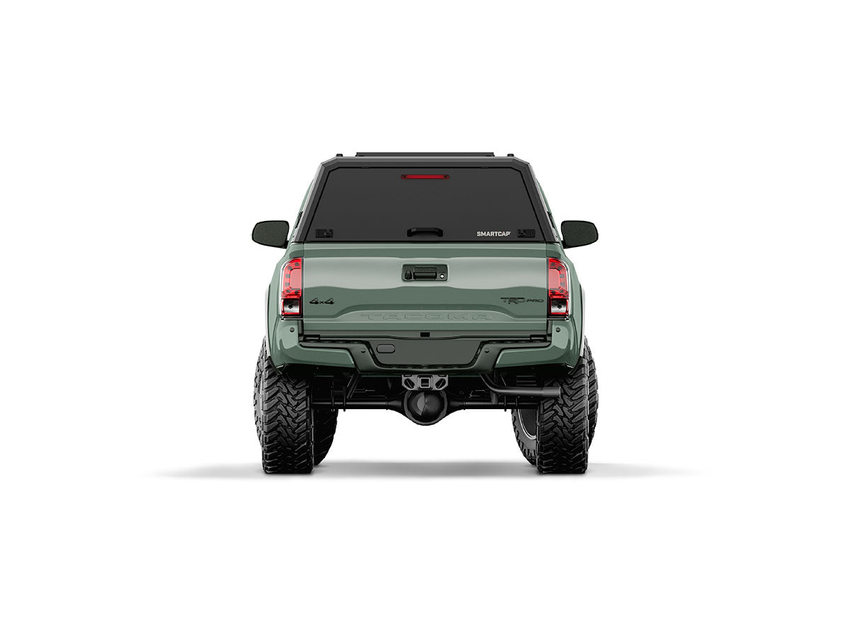 Hard top RSI SmartCap EVOd Defender per Toyota Tacoma 2016–2023 Short Bed 5', vista posteriore su sfondo bianco