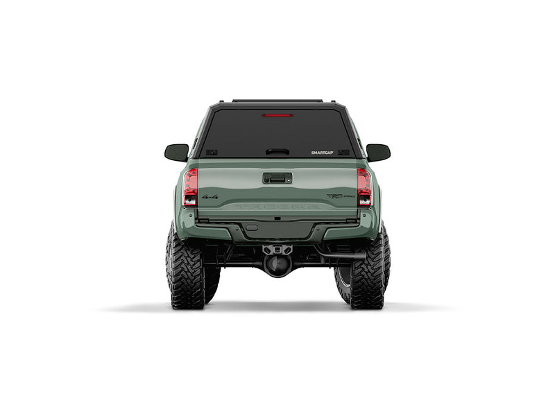 Hard top RSI SmartCap EVOd Defender per Toyota Tacoma 2016–2023 Short Bed 5', vista posteriore su sfondo bianco