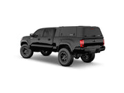 Hard top RSI SmartCap EVOd Defender per Toyota Tacoma 2016–2023 Standard Bed 6', vista posteriore 3/4 su sfondo bianco