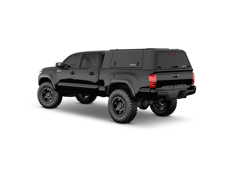 Hard top RSI SmartCap EVOd Defender per Toyota Tacoma 2016–2023 Standard Bed 6', vista posteriore 3/4 su sfondo bianco