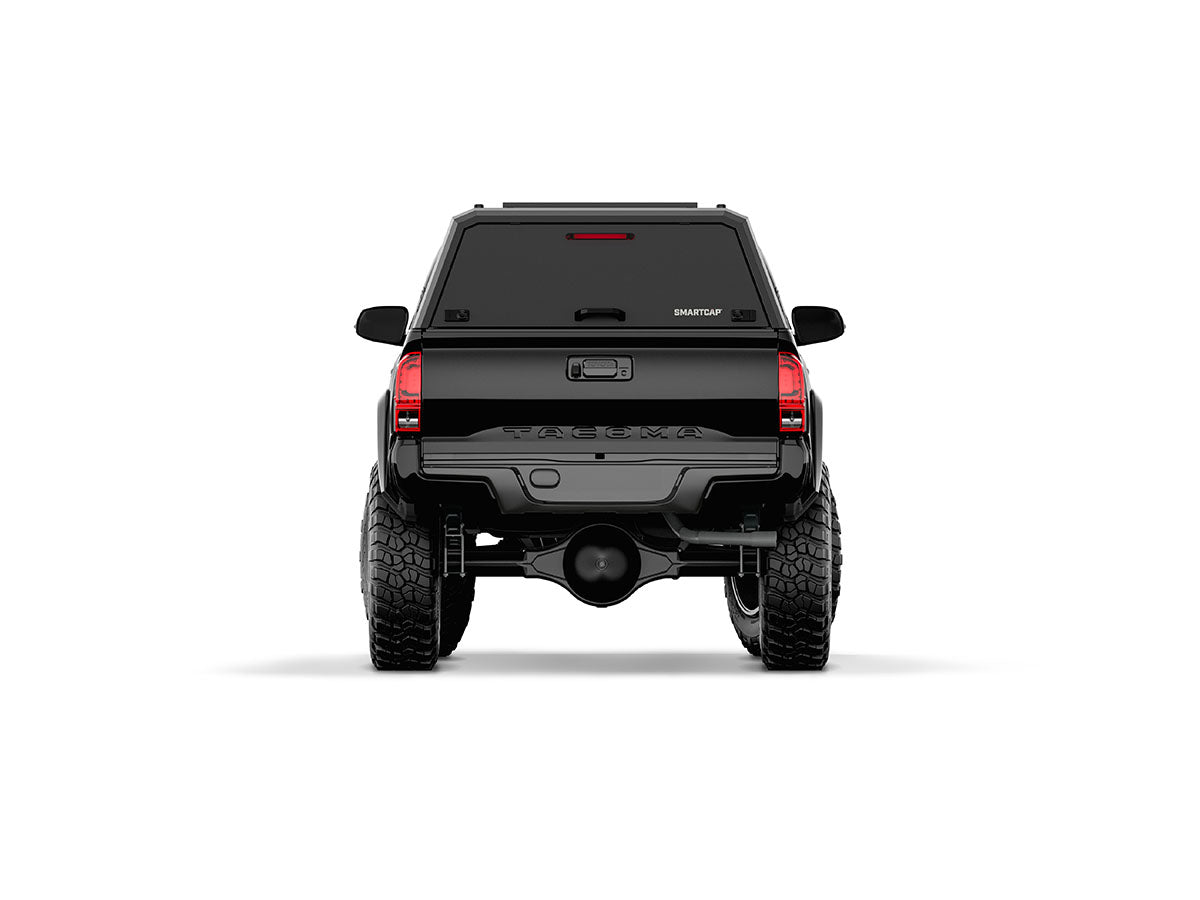 Hard top RSI SmartCap EVOd Defender per Toyota Tacoma 2016–2023 Standard Bed 6', vista posteriore su sfondo bianco