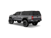 Hard top RSI SmartCap EVOd Defender per Toyota Tacoma 2024+ Standard Bed 6', vista posteriore 3/4 su sfondo bianco