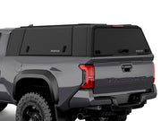 Hard top RSI SmartCap EVOd Defender per Toyota Tacoma 2024+ Standard Bed 6', vista posteriore 3/4 ravvicinata