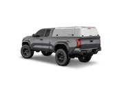 Hard top RSI SmartCap EVOd Defender per Toyota Tacoma 2024+ Standard Bed 6', vista posteriore 3/4 su sfondo bianco