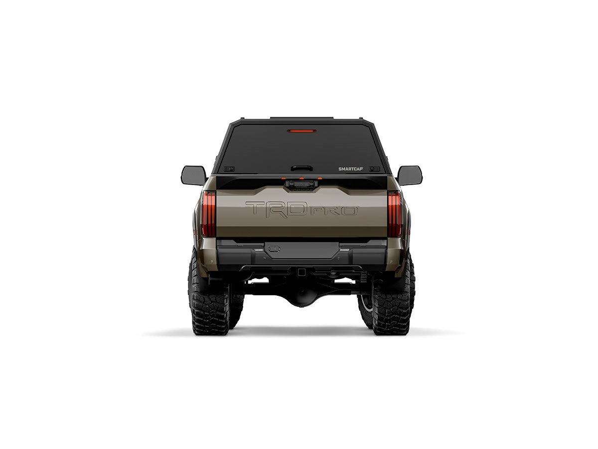 Hard top RSI SmartCap EVOd Defender per Toyota Tundra 2022+ Short Bed, vista posteriore su sfondo bianco