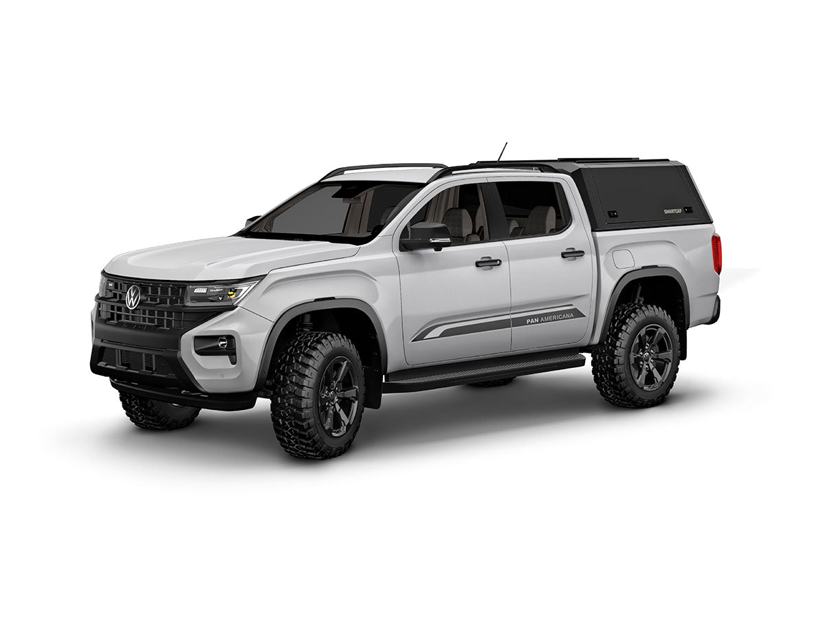 Hard top RSI SmartCap EVOd Defender per Volkswagen Amarok 2023+ Double Cab, vista anteriore 3/4 su sfondo bianco