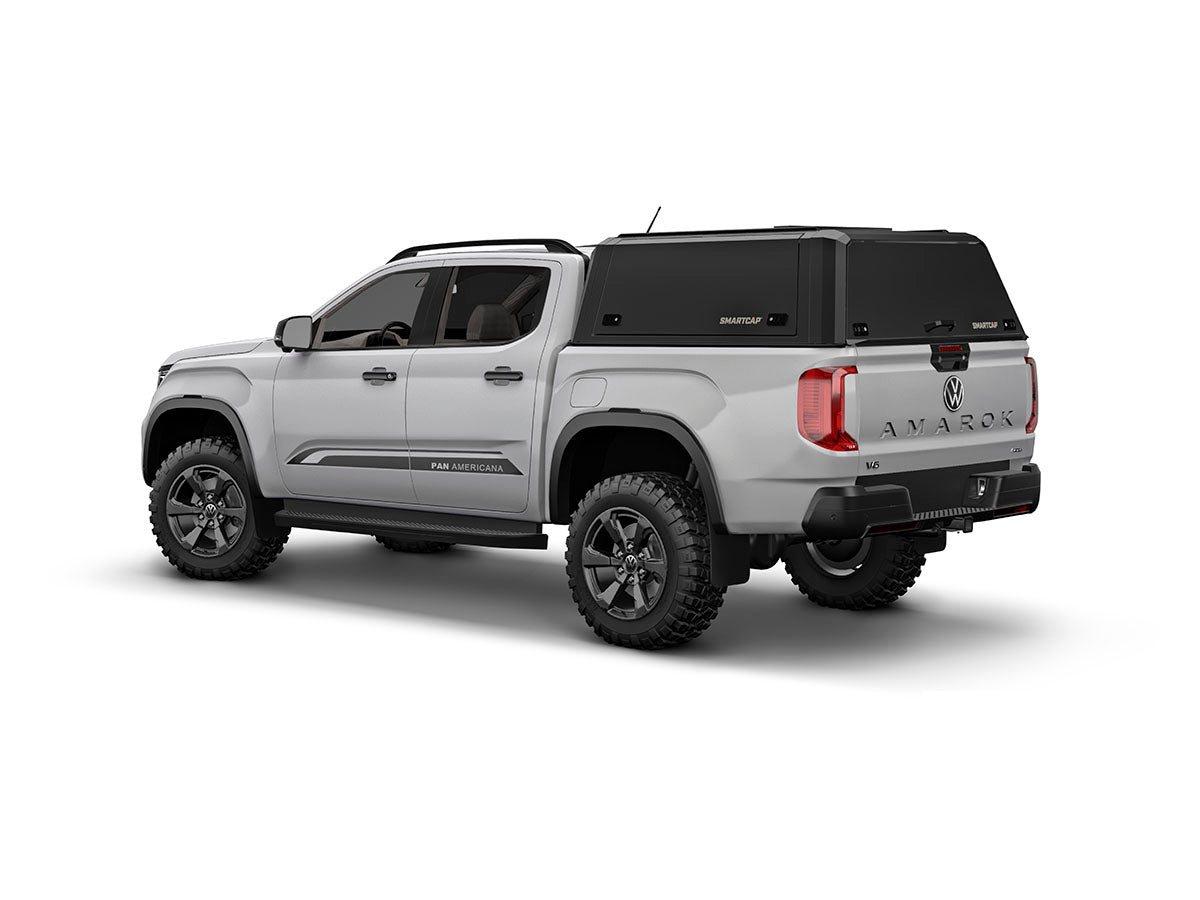 Hard top RSI SmartCap EVOd Defender per Volkswagen Amarok 2023+ Double Cab, vista posteriore 3/4 su sfondo bianco