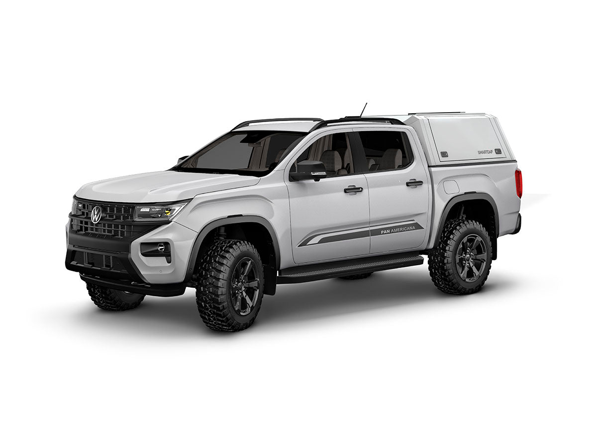 Hard top RSI SmartCap EVOd Defender per Volkswagen Amarok 2023+ Double Cab, vista anteriore 3/4 su sfondo bianco