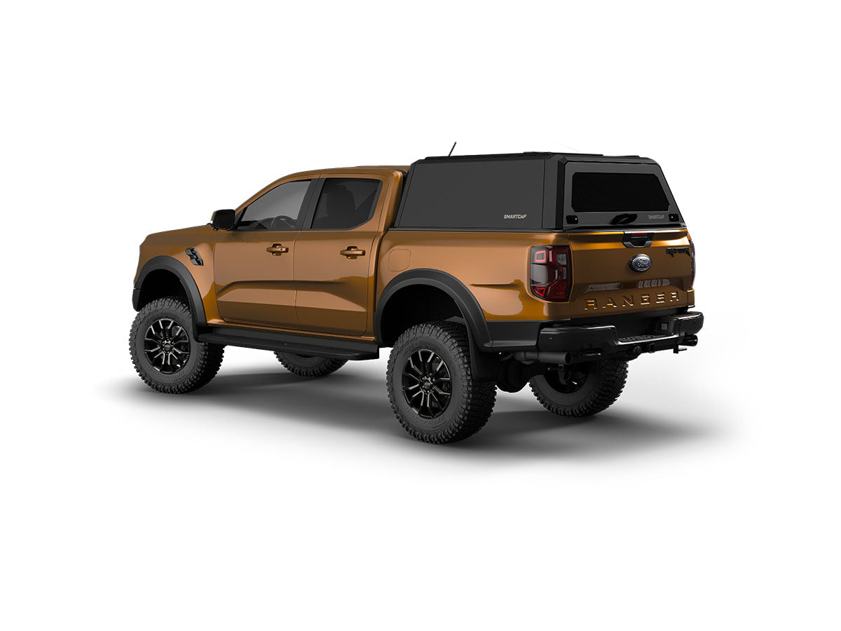 Hard top RSI SmartCap EVOh Hatchback per Ford Ranger 2023+ Double Cab, vista posteriore 3/4 su sfondo bianco