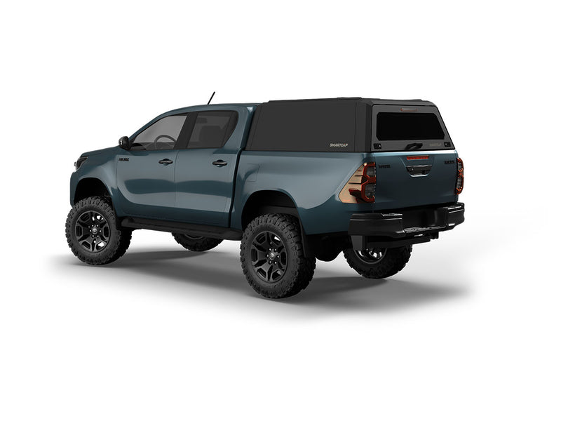 Hard top RSI SmartCap EVOh Hatchback per Toyota Hilux 2016–2025 Double Cab, vista posteriore 3/4 su sfondo bianco