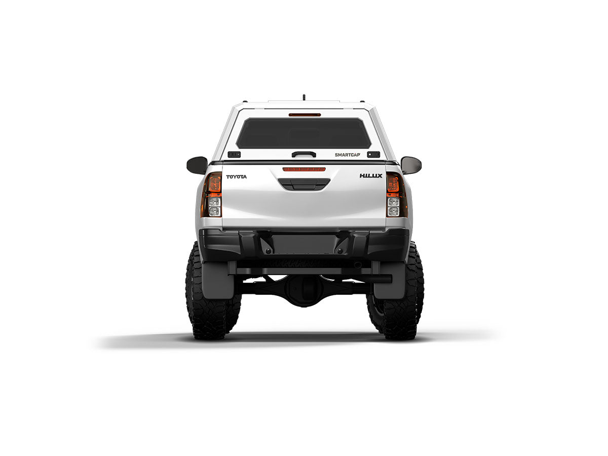 Hard top RSI SmartCap EVOh Hatchback per Toyota Hilux 2016–2025 Extra Cab, vista posteriore su sfondo bianco