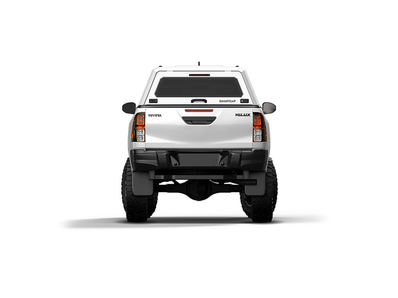 Hard top RSI SmartCap EVOh Hatchback per Toyota Hilux 2016–2025 Extra Cab, vista posteriore su sfondo bianco