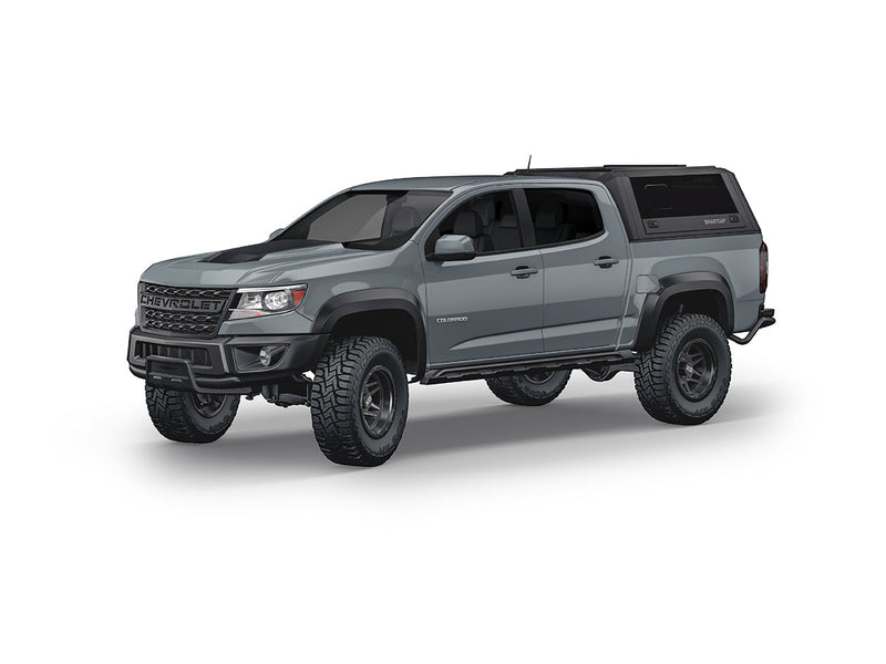 Hard top RSI SmartCap EVOs Sport per Chevrolet Colorado / GMC Canyon 2015–2022 Crew Cab 5', vista anteriore 3/4 su sfondo bianco