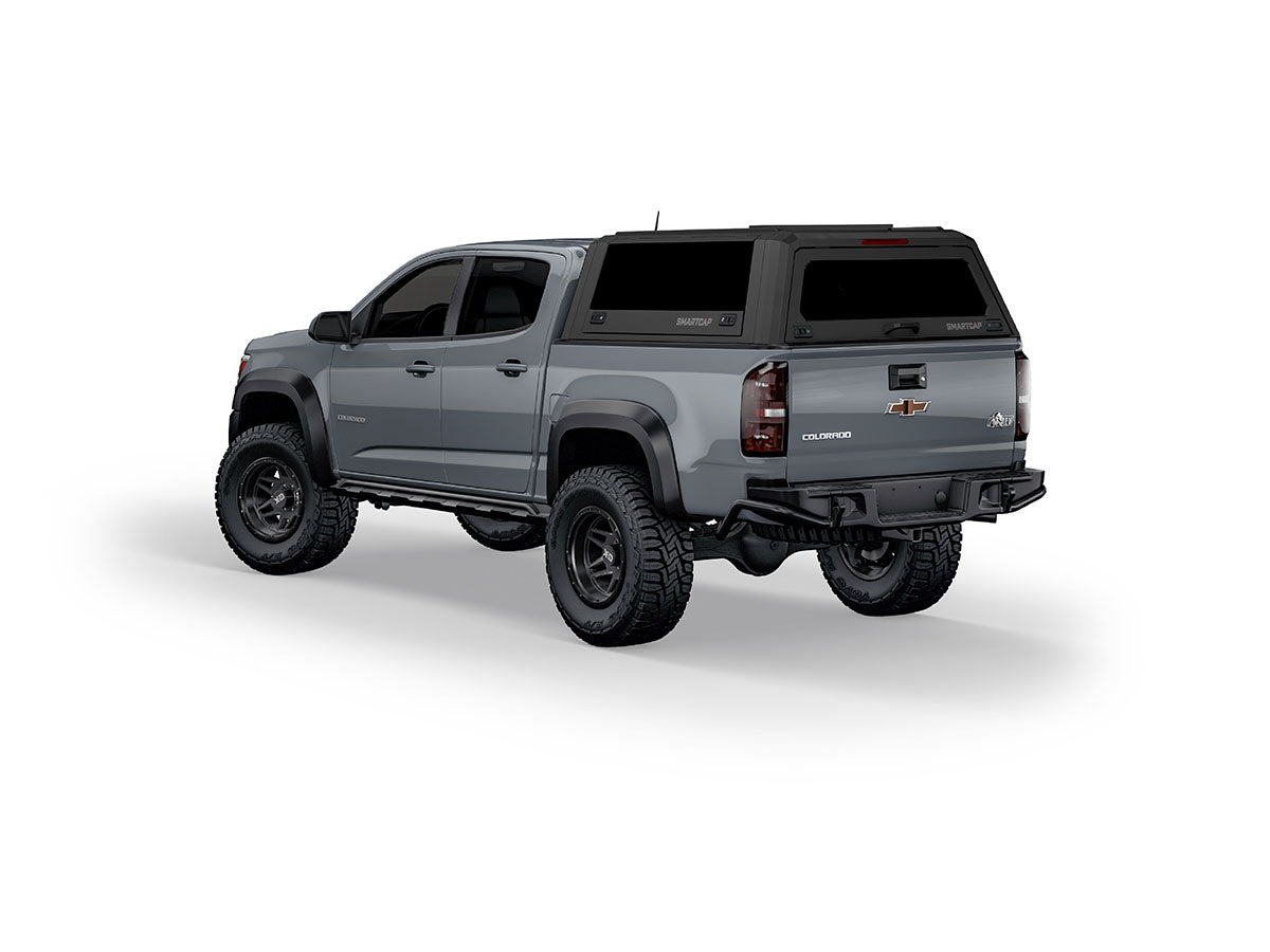 Hard top RSI SmartCap EVOs Sport per Chevrolet Colorado / GMC Canyon 2015–2022 Crew Cab 5', vista posteriore 3/4 su sfondo bianco