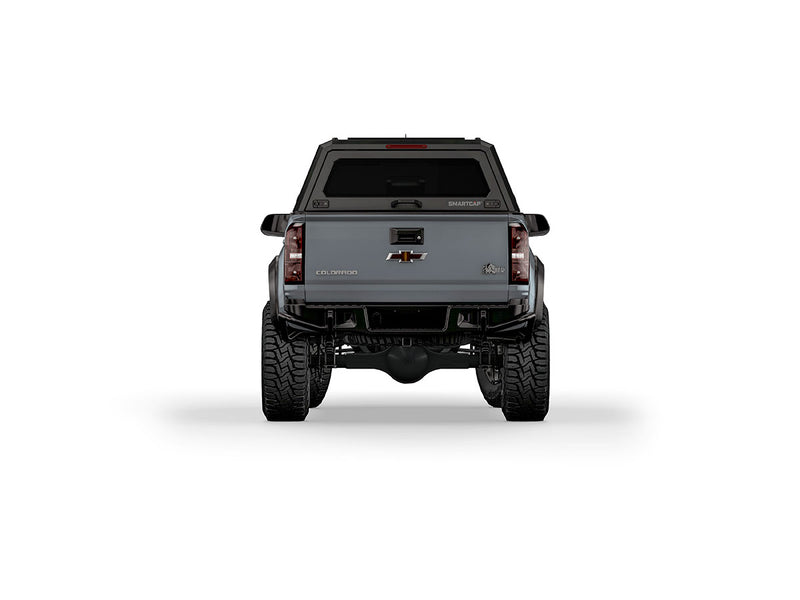Hard top RSI SmartCap EVOs Sport per Chevrolet Colorado / GMC Canyon 2015–2022 Crew Cab 5', vista posteriore su sfondo bianco