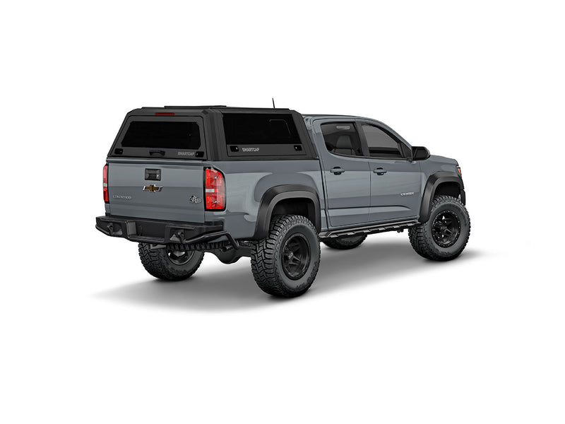 Hard top RSI SmartCap EVOs Sport per Chevrolet Colorado / GMC Canyon 2015–2022 Crew Cab 5', vista posteriore 3/4 lato destro su sfondo bianco