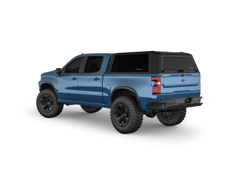 Hard top RSI SmartCap EVOs Sport per Chevrolet Silverado / GMC Sierra 1500 2019+ Short Bed 5,8', vista posteriore 3/4 su sfondo bianco