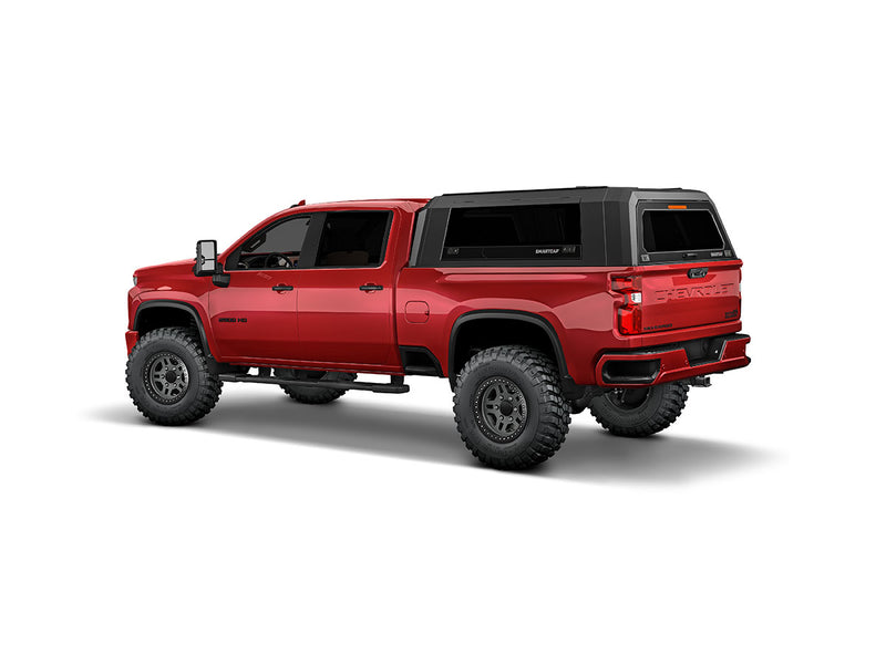 Hard top RSI SmartCap EVOs Sport per Chevrolet Silverado / GMC Sierra 2500/3500 HD 2020+, vista posteriore 3/4 lato destro su sfondo bianco