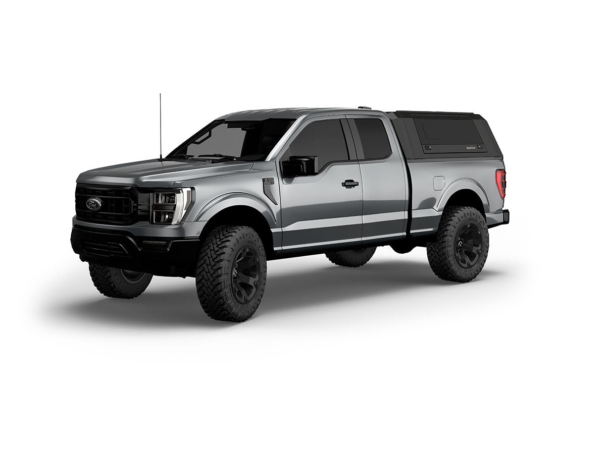 Hard top RSI SmartCap EVOs Sport per Ford F-150 2015–2020 Standard Bed 6,5', vista anteriore 3/4 su sfondo bianco